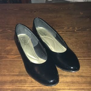🔴 3/$15 Soft Style shoes by Hush Puppies size 9.5